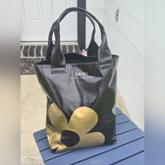 Marc Jacobs Daisy Tote Bag Women’s Cute Black Gold Stylish Patent Leather New - Picture 12 of 16